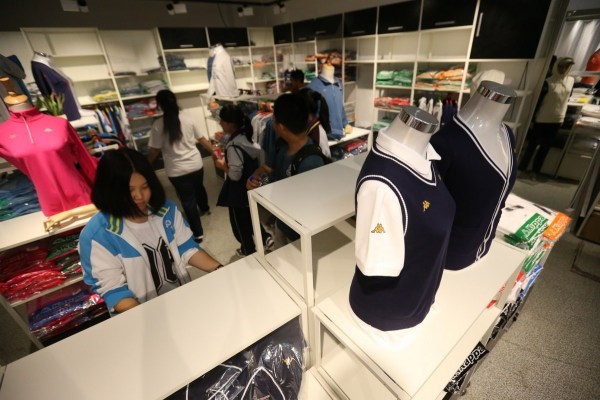 　9月12日，北京，十一學(xué)校在推出三大類、超過(guò)40款“最潮”校服，吸引學(xué)生搶購(gòu)。