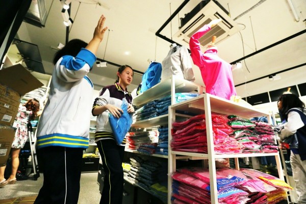 　9月12日，北京，十一學(xué)校在推出三大類、超過(guò)40款“最潮”校服，吸引學(xué)生搶購(gòu)。