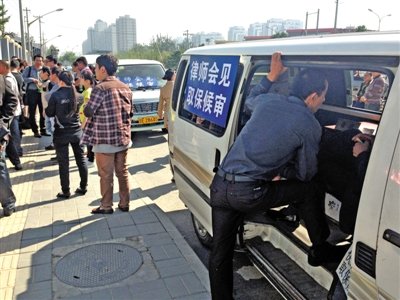 昨日，朝陽(yáng)區(qū)看守所門前有人排隊(duì)。大門外還停有多輛寫有“律師會(huì)見”字樣的車。