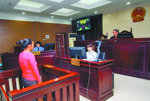    9月29日，萬(wàn)州區(qū)人民法院，被告王桂娟（化名）在庭審現(xiàn)場(chǎng)。 重慶晨報(bào)記者 胡杰 實(shí)習(xí)生 黃敬坤 攝