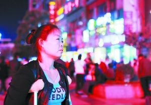 走在燈火闌珊的蘭州街頭，史女士迷茫無助。