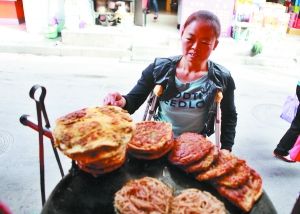 手頭拮據(jù)，每天只能吃一頓飯。