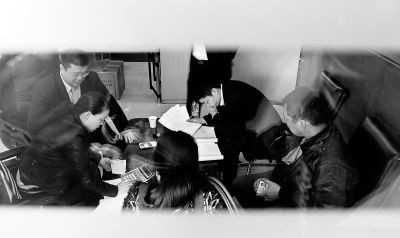 今天上午，喜隆多接待處內(nèi)，市場(chǎng)管理方與商戶核對(duì)租金和抵押金數(shù)目