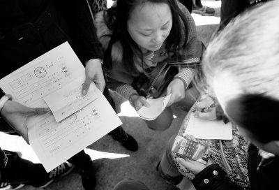 喜隆多商場(chǎng)接待處外面，受損商戶正拿手機(jī)計(jì)算自己能退多少錢(qián)