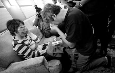 李春平跪在劉洪魁母親跟前送上捐款。談及烈士，兩人相對(duì)而泣