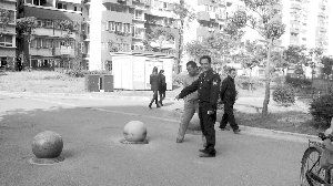 就為了搬這個石墩，男子打傷了兩個保安