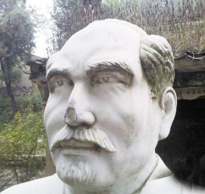 小廟前成了“塌塌鼻”的白求恩雕像。