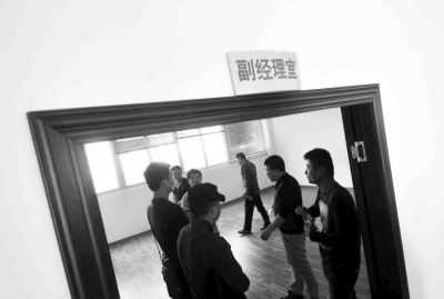  副經(jīng)理室裝修得相當(dāng)豪華，稱得上“土豪”級別