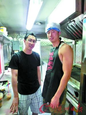 劉曉（左）和彭一在餐車內(nèi)。（受訪者提供）