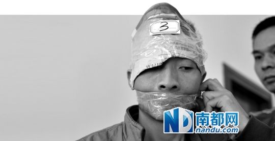 為了防止犯罪嫌疑人串供，民警用膠帶將犯罪嫌疑人的嘴封住。
