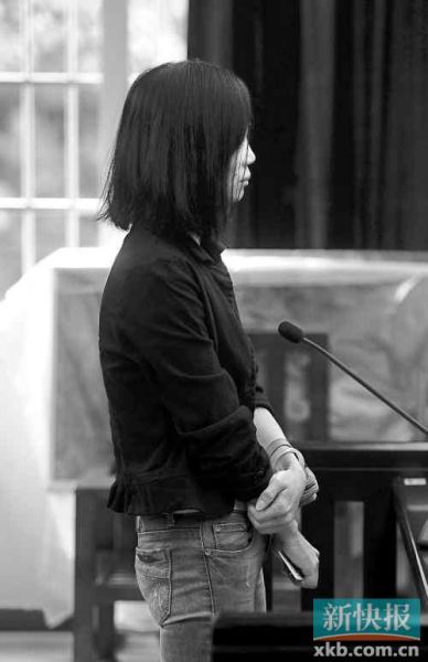 昨日，何敏在庭上抿著嘴不停抹眼淚。新快報記者孫毅/攝