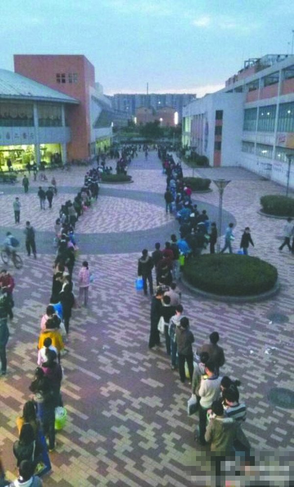 24日傍晚，川大江安校區(qū)浴室前排隊(duì)“盛況”