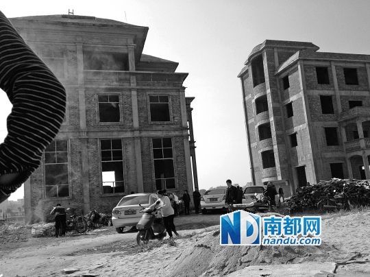 兩棟被舉報(bào)的違建樓下昨日一度聚集了超過(guò)百人，城管離開(kāi)后逐漸散去。南都記者張志韜實(shí)習(xí)生宋超攝
