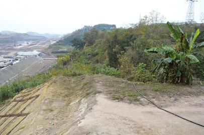 劉某被拋下地方6米處，是一處10多米深的懸崖。