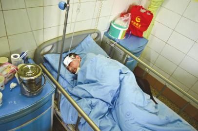 被拋棄荒野的傷者劉某在接受治療。