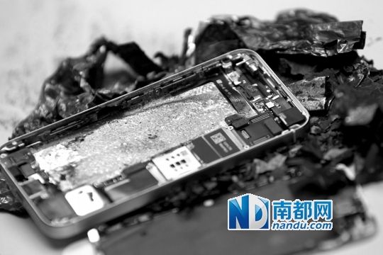 于先生的新iPhone5S手機(jī)直接“爆”廢。 南都記者劉有志攝