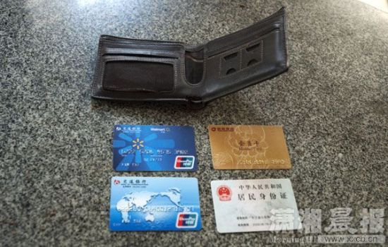 12月24日，長(zhǎng)沙雨花區(qū)美聯(lián)天驕城，當(dāng)事人范先生展示小偷寄回的錢(qián)包、身份證和銀行卡。