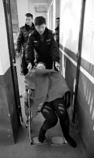 昨日，派出所民警帶女駕駛員賈某去醫(yī)院做檢查 記者 陳團結(jié) 攝