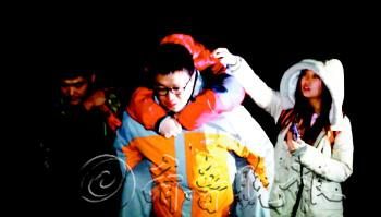 　途中女隊(duì)友小妮突發(fā)高燒，男隊(duì)員輪流背了她三個(gè)小時(shí)，直到網(wǎng)友開車來接