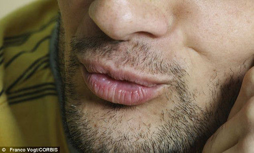 好色劫匪搶劫珠寶后親吻老板娘，留下的口水DNA成為了落網(wǎng)證據(jù)。