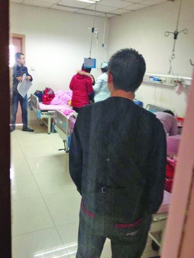 男孩一家神情凝重。