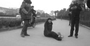 鄭大姐坐在地上，警方趕到進行施救。（視頻截圖由警方提供）