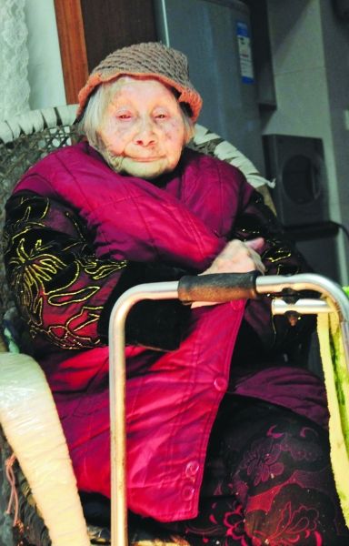 正在取暖的熊婆婆。見習(xí)記者 楊榮峰 攝