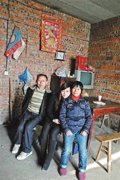 超生女謝先梅(中)、養(yǎng)父謝運才（左）、謝運才的嫂子唐富秀