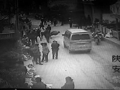 監(jiān)控錄像顯示，劉某側(cè)身行走時不慎跌倒，王某途經(jīng)此處時將其扶起（圖中畫圈處） 通訊員 何春地 攝