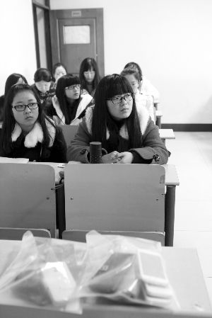 在限時(shí)斷網(wǎng)前，江大已有發(fā)起拒絕手機(jī)低頭族活動(dòng)，圖為設(shè)立了手機(jī)暫存袋的課堂 吳奕 攝