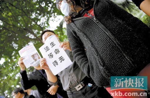 　　■昨日，數(shù)十位二胎準(zhǔn)媽媽和家屬來到省衛(wèi)計(jì)委門前，希望廣東二胎政策盡早出臺(tái)。新快報(bào)記者 孫毅/攝