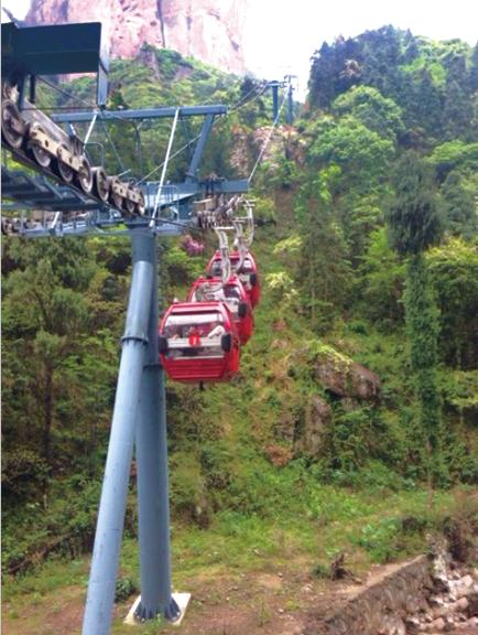 當(dāng)時還有3個轎廂懸在半空中。溫先生供圖