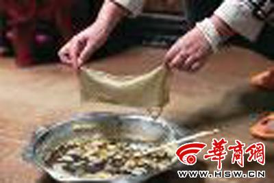 　　昨日，店方讓顧客觀看該火鍋制作時(shí)的監(jiān)控錄像本組圖片由本報(bào)記者黃利健攝