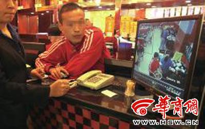 昨日，李女士展示從火鍋店抱回的火鍋，內(nèi)有濕巾