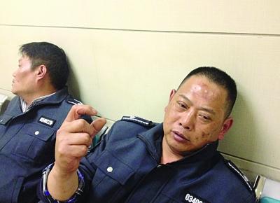 被打傷的城管隊員。陳郁攝