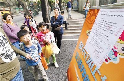 昨日，中華路小學(xué)貼出告示，提醒家長不要相信傳言。