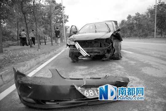 男子搶的比亞迪轎車車頭損毀嚴(yán)重。