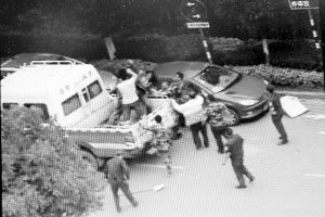 沖突現(xiàn)場(chǎng)，協(xié)管員揮拳打向女商販 視頻截圖