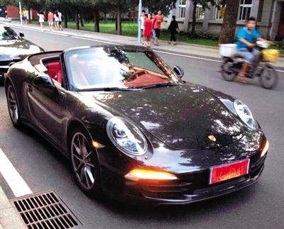 近日，一組“北體大畢業(yè)典禮豪車云集堪比車展”組圖在網(wǎng)絡爆紅。網(wǎng)絡截圖