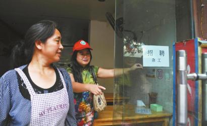 8月14日，市民志愿者體驗(yàn)城管執(zhí)法招呼商家不要亂張貼。