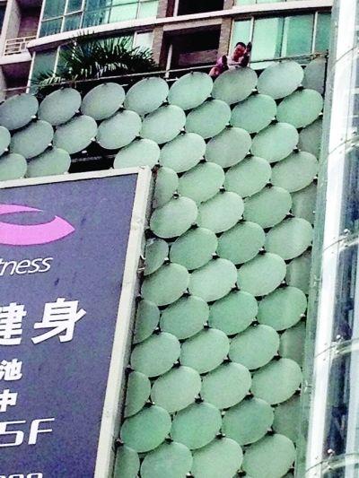 環(huán)亞廣場5樓露臺上，有一男子揚言跳樓。