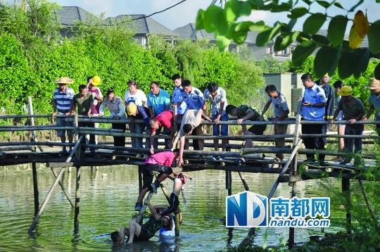 救援人員合力打撈起落水女孩，后經(jīng)醫(yī)護(hù)人員確認(rèn)已經(jīng)死亡。受訪者供圖