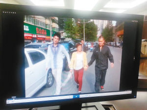 　　便衣民警將一名“站街女”帶回調(diào)查。