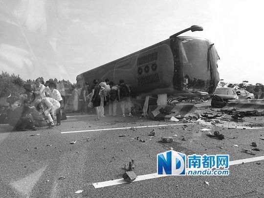 現(xiàn)場大客車側(cè)翻，玻璃碎落一地，車身卡在路邊水泥護(hù)欄上。 目擊者供圖