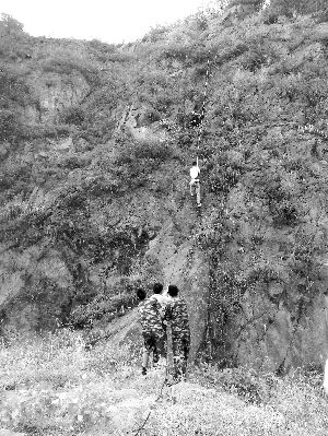 經過三個半小時的緊張救援，半山腰的男子被成功救下 消防供圖