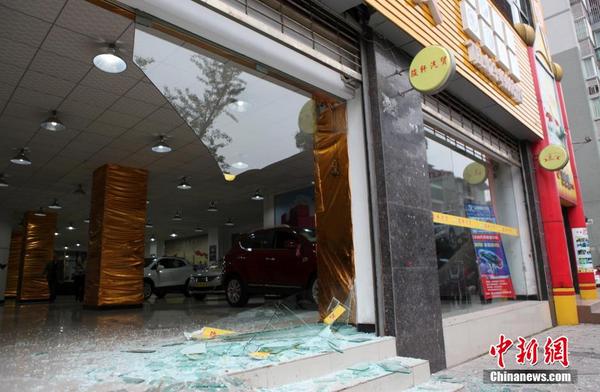 女司機(jī)撞爛售車大廳玻璃門(mén) 頂石墩奔20余米
