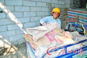 六旬收廢品老人癡迷英語 自學(xué)10年堪比大學(xué)生 六旬收廢品老人癡迷英語 自學(xué)10年堪比大學(xué)生