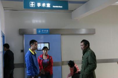 宇宇的父母和爺爺一直守候在手術(shù)室外。
