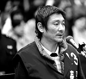 庭審時(shí)，鄭東稱自己想隨女兒一起去，請(qǐng)求法院判他死刑立即執(zhí)行