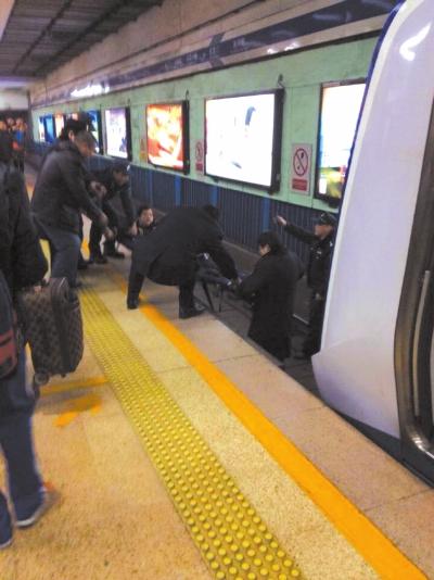 地鐵工作人員將林某從站臺(tái)下救起。網(wǎng)友供圖